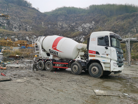 Xe trộn bê tông trục đôi màu trắng 10m³ cho công nghiệp